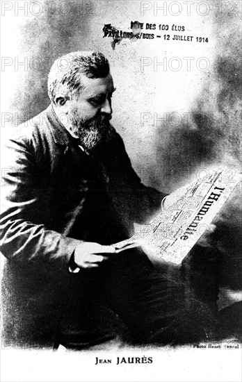 Jean Jaurès lisant le journal "L'Humanité"