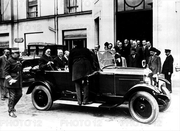 André Citroën fait visiter ses usines d'automobiles au Bey de Tunis