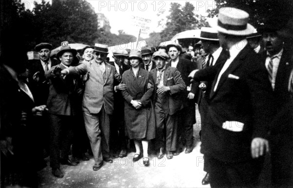 In Paris, a protest supporting Sacco and Vanzetti / Large crowd from Boulevard Soult to Vincennes woods. Luigia, Vanzetti's sister, surrounded by the Sacco and Vanzetti Committee of Paris