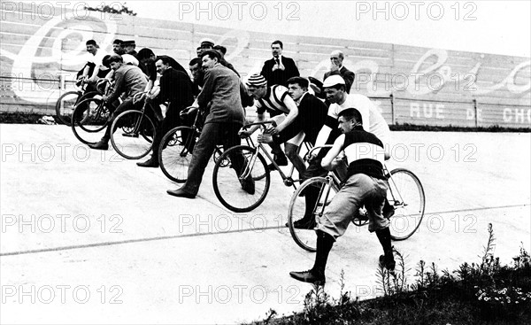 Paris. Départ de la courses des 100 milles au vélodrome du Parc des Princes. De gauche à droite : Huret, Thé, Bor, Baugé, Walters, Digeon et Champion.