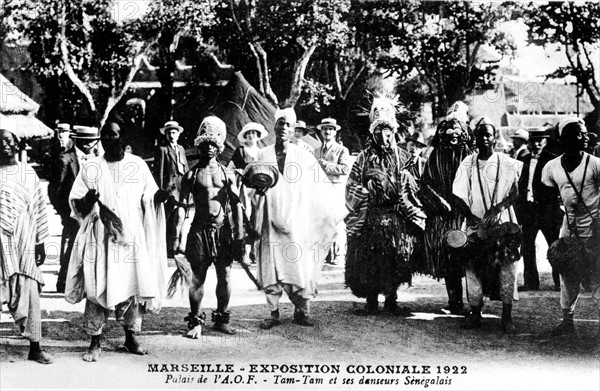 Marseille. Exposition coloniale. Palais de l'A.O.F. : Tam-tam et danseurs sénégalais. Carte postale