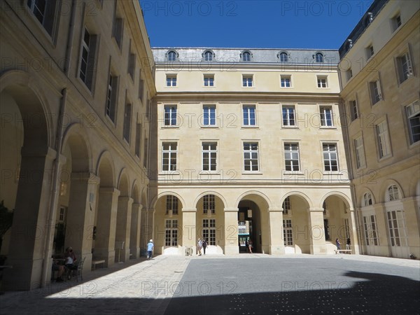 Hôtel de la Marine, cour d'Estienne d'Orves, Paris