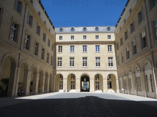 Hôtel de la Marine, cour d'Estienne d'Orves, Paris