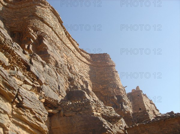 Greniers fortifiés du sud marocain, ou agadirs.