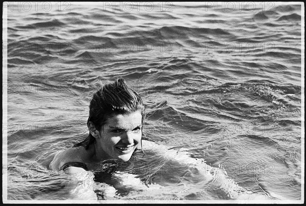 Jackie Kennedy. . Vacances à Amalfi (Italie).
