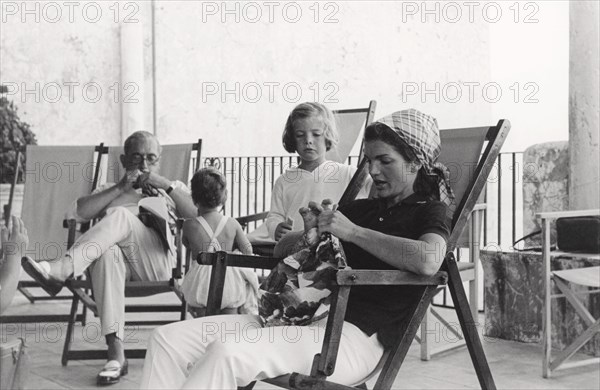 Jackie Kennedy. Eté 1962. Vacances à Ravello (Italie). Chaise longue