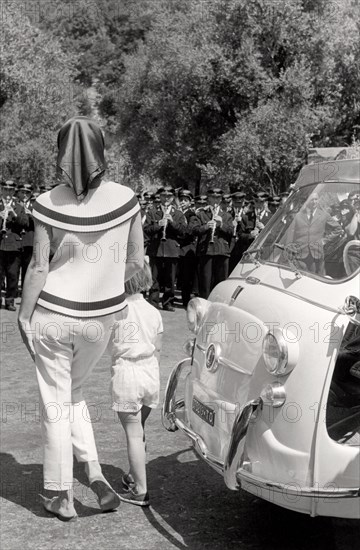 Jackie Kennedy. Eté 1962. Vacances à Ravello (Italie). Visite d'un parc