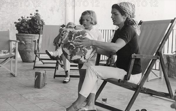 Jackie Kennedy. Eté 1962. Vacances à Ravello (Italie). Chaise longue