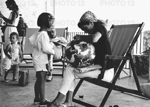 Jackie Kennedy. Eté 1962. Vacances à Ravello (Italie). Chaise longue