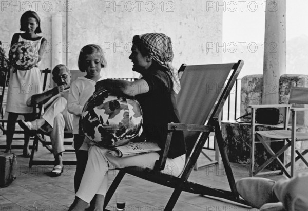 Jackie Kennedy. Eté 1962. Vacances à Ravello (Italie). Chaise longue