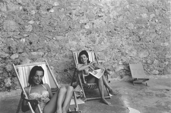 Jackie Kennedy. Eté 1962. Vacances à Ravello (Italie). Chaise longue