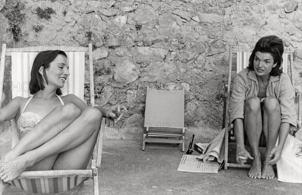 Jackie Kennedy. Eté 1962. Vacances à Ravello (Italie). Chaise longue