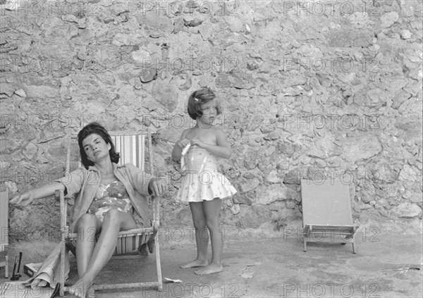 Jackie Kennedy. Eté 1962. Vacances à Ravello (Italie). Chaise longue