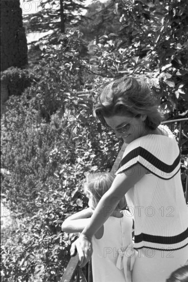 Jackie Kennedy. Eté 1962. Vacances à Ravello (Italie). Visite d'un parc