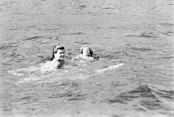 Jackie Kennedy. Eté 1962. Vacances à Ravello (Italie). Ski nautique