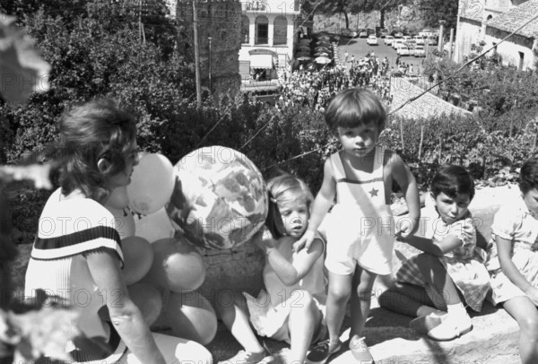 Jackie Kennedy. Eté 1962. Vacances à Ravello (Italie). Visite d'un parc