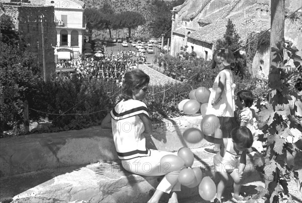 Jackie Kennedy. Summer 1962. Vacation in Ravello (Italy). Park visit