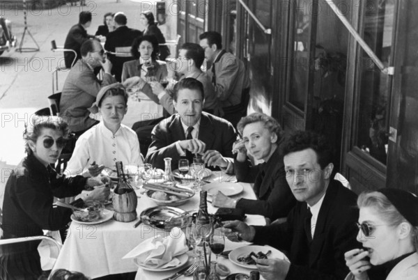 Dinner during the tournée of Jean-Louis Barrault and Madeleine Renaud in Italy