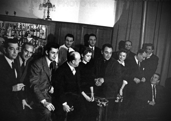 Brigitte Bardot au Bar de l'Hotel de Ville, 1954