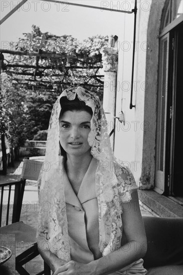 Jackie Kennedy. Eté 1962. Vacances à Ravello (Italie). Mantille