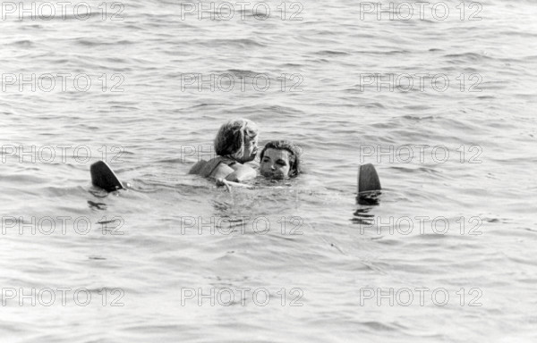 Jackie Kennedy. Eté 1962. Vacances à Ravello (Italie).
Ski nautique