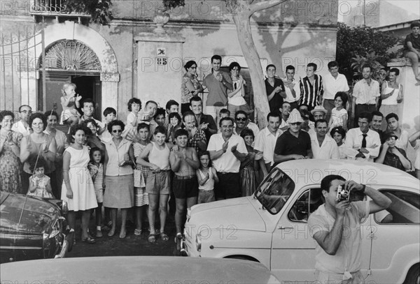 Crowd waiting for Jackie Kennedy, 1962