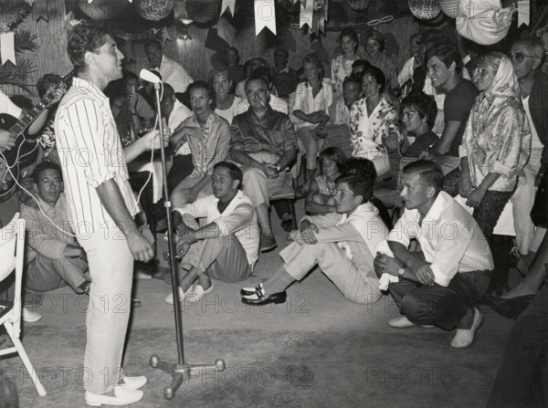 Sacha Distel singing for George Pompidou