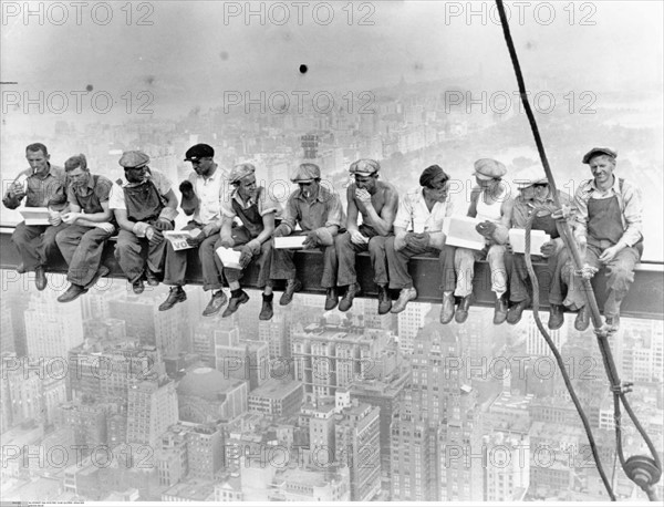 Ouvriers sur un échaffaudage de l'Empire State Building à New York, 1932