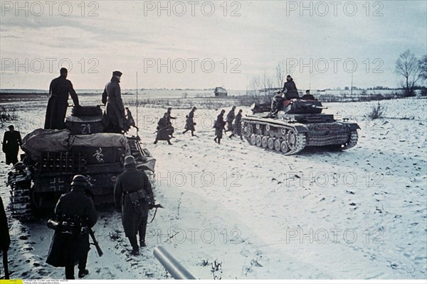 Chars et soldats d'infanterie près de Moscou, 1941