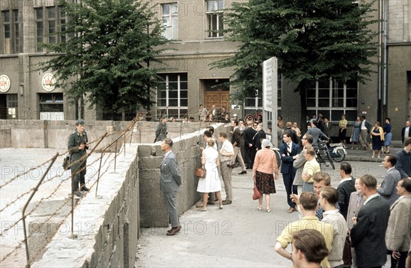 Construction du mur de Berlin, 1961