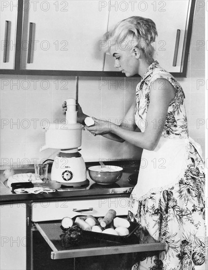 Femme allemande au foyer, 1958