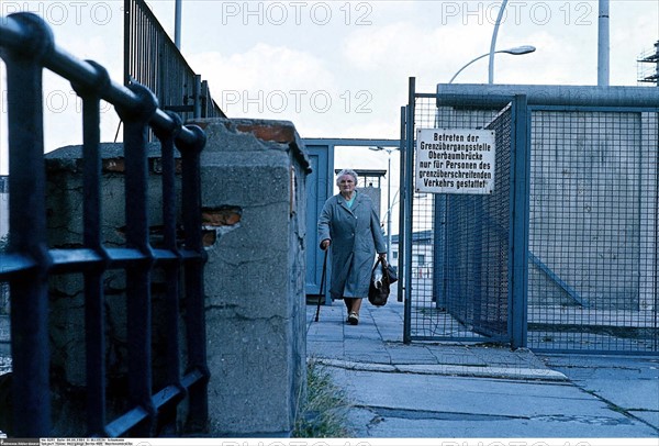 Berlin Wall, Border crossing at "Oberbaumbrücke"