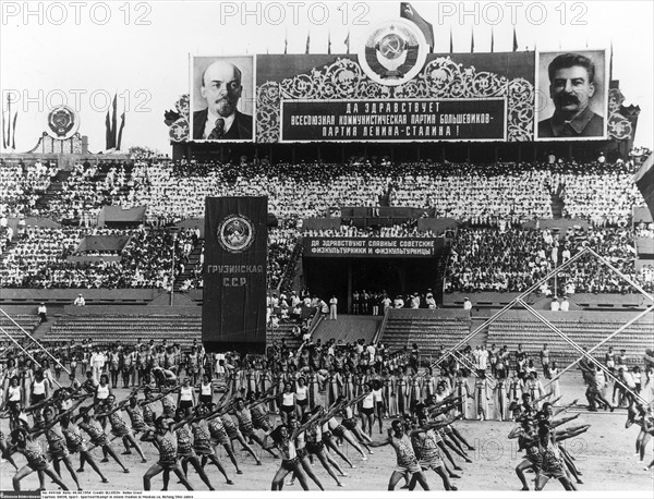 Compétition d'athlétisme dans un stade de Moscou