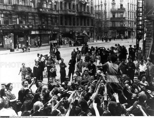 Berlin citizens want to get the first newspaper of the  post-war era