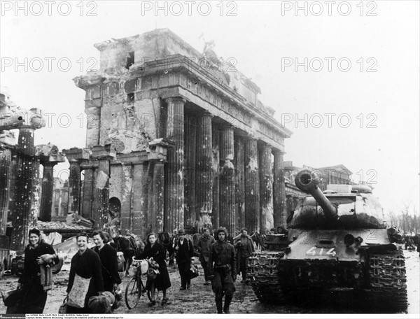 Soviet soldiers and tanks at the Brandenburg Gate, 1945