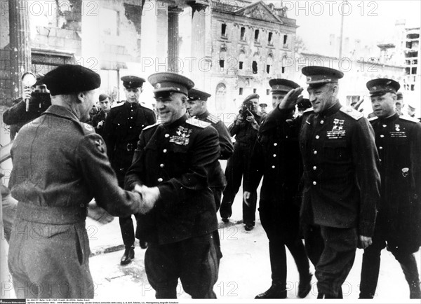 Cérémonie militaire à la frontière entre le secteur soviétique et le secteur britannique, Berlin, 1945