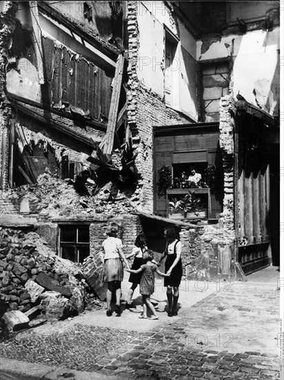 Berlin, hébergement d'urgence dans les ruines d'une maison, 1946