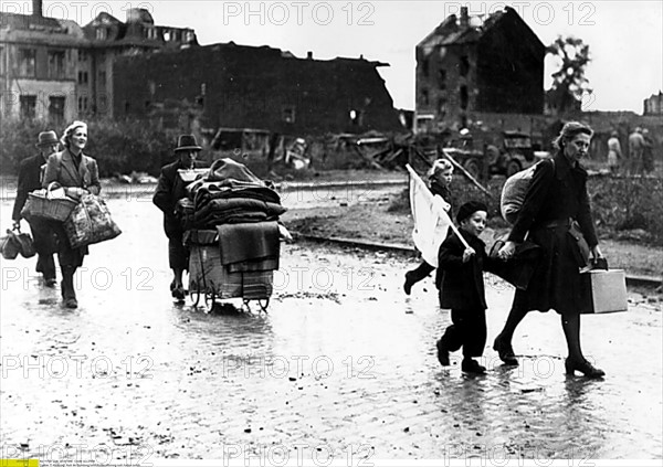 Des civils allemands reviennent chez eux à Aix-la Chapelle, 1944