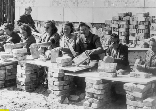 Femmes des ruines ("Trümmerfrauen"), Berlin 1945-49