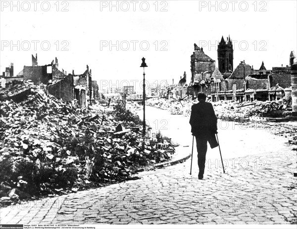 Une rue de Hambourg dévastée, 1945