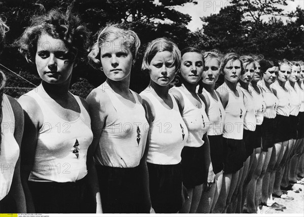 Jeunes filles allemandes lors d'une séance de sport, 1939