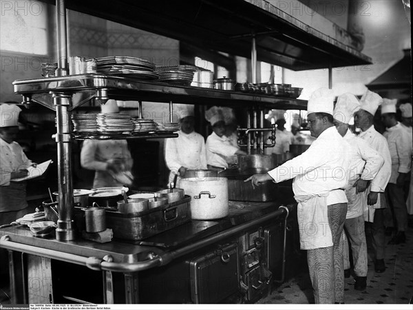 Cuisiniers dans les cuisines de l'hôtel Adlon à Berlin, 1925