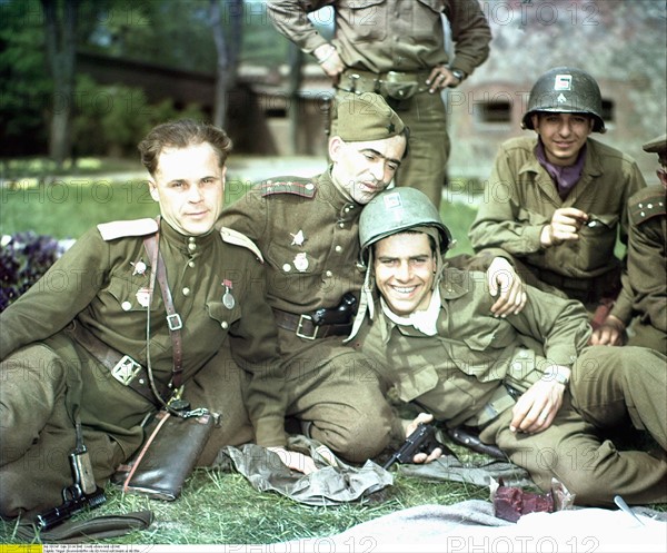 Des GIs américains posent avec des soldats de l'Armée Rouge en Allemagne, 1945