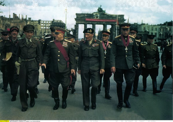 Défilé militaire près de la Porte de Brandebourg, à Berlin, 1945