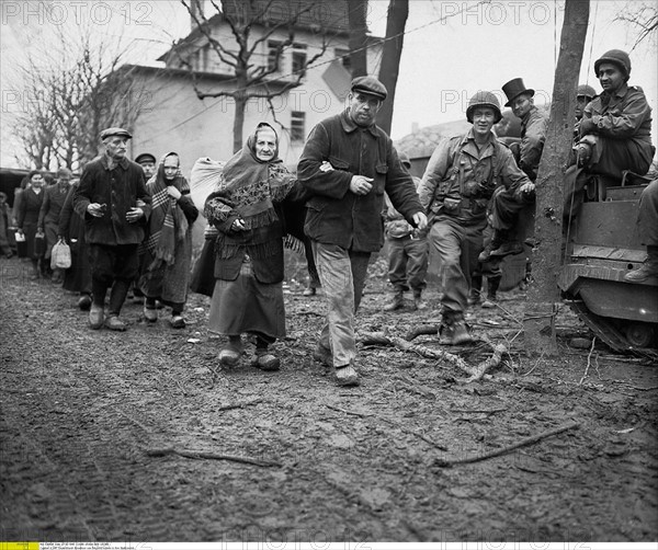 Les habitants d'Erkelenz rentrent chez eux, 1945