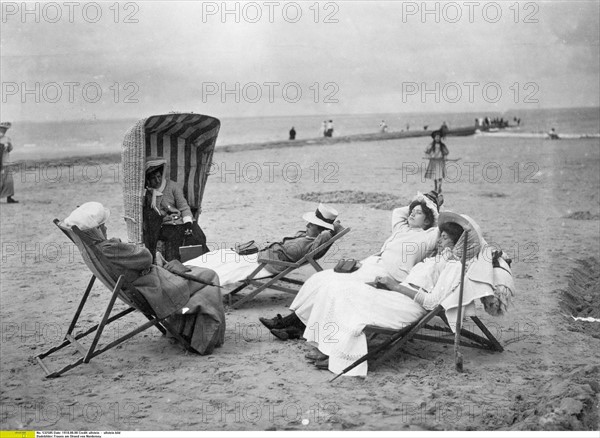 Femmes sur la plage à Nordeney, Allemagne, 1910