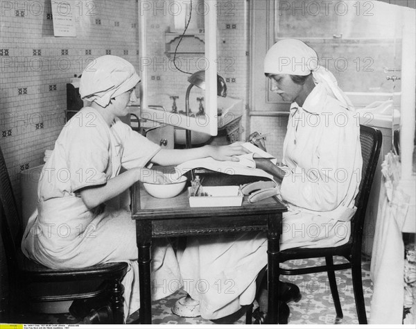 Manucure dans une épicerie à Londres, 1927