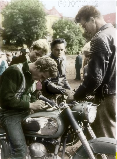 Jeunes motards dans les années '50