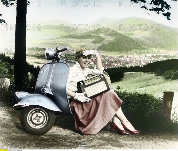 Jeune femme avec une Vespa