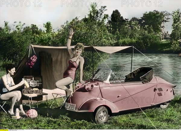 Jeunes femmes en camping